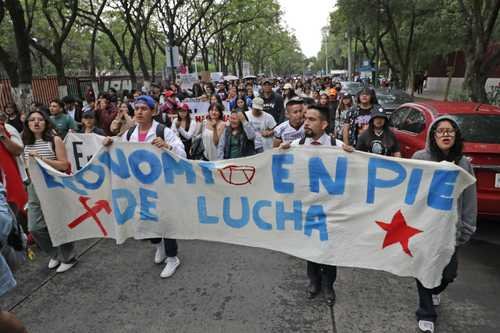 Alumnos del Poli toman Canal Once tras agresión a uno de sus compañeros
